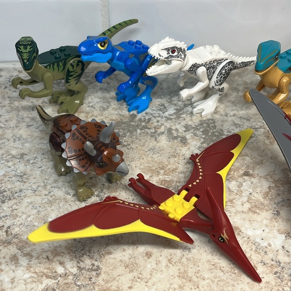 Legos- Jurassic world dinosaurs - Picture 4 of 8